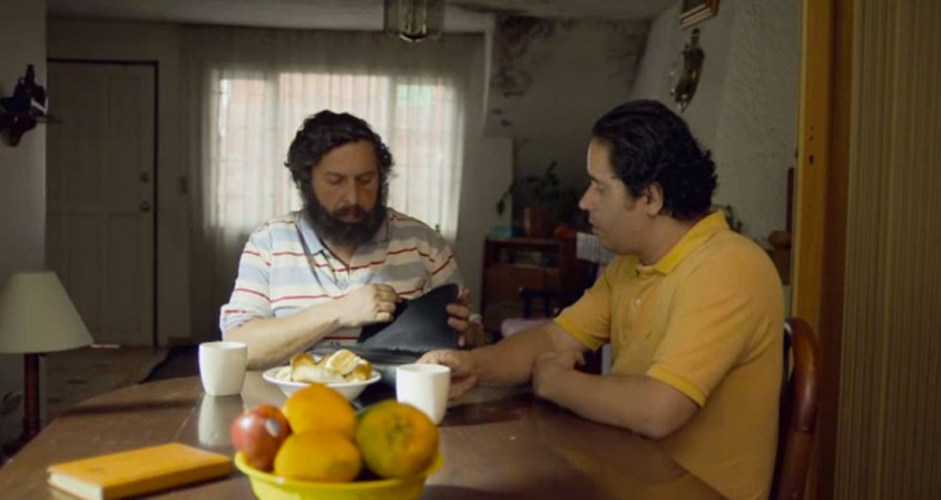 Cítrico le hace llegar a Escobar un radio satélite enviado por los Motoa con la advertencia de Peluche de que lo use pues podrían dar con su paradero. Escobar no hace caso.
