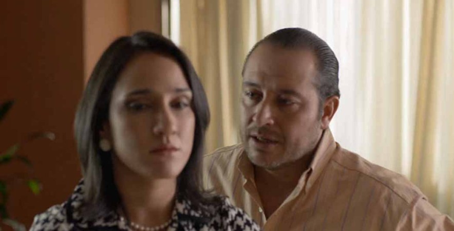 Escobar le manda a decir a Patico por medio de Peluche que ella y los niños deben irse a Estados Unidos. Ella no quiere dejar a su esposo.