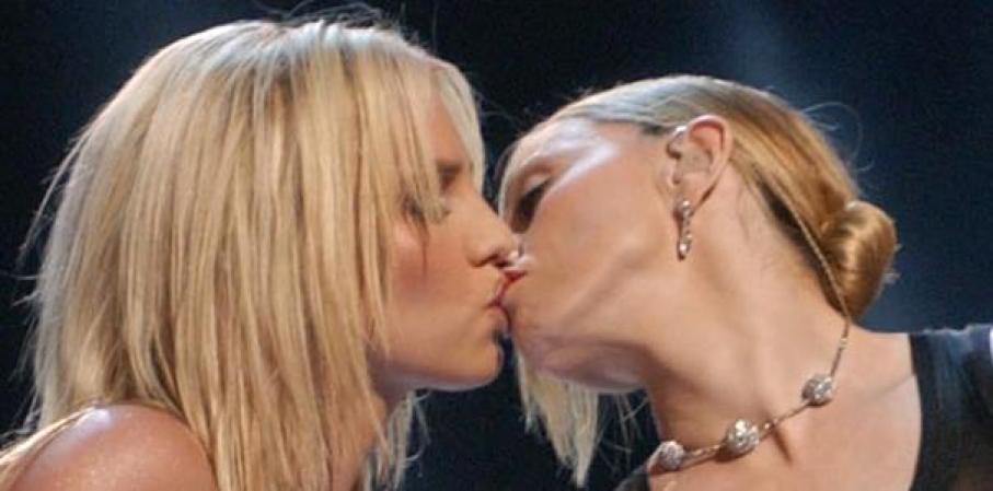 El mismo beso, pero de cerca.