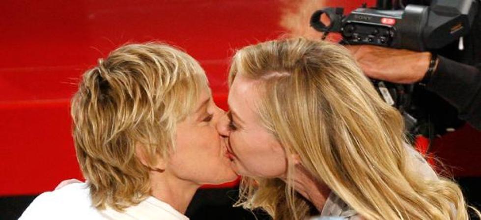 Ellen DeGeneres y Portia Di Rossi, esa misma noche, otro beso.