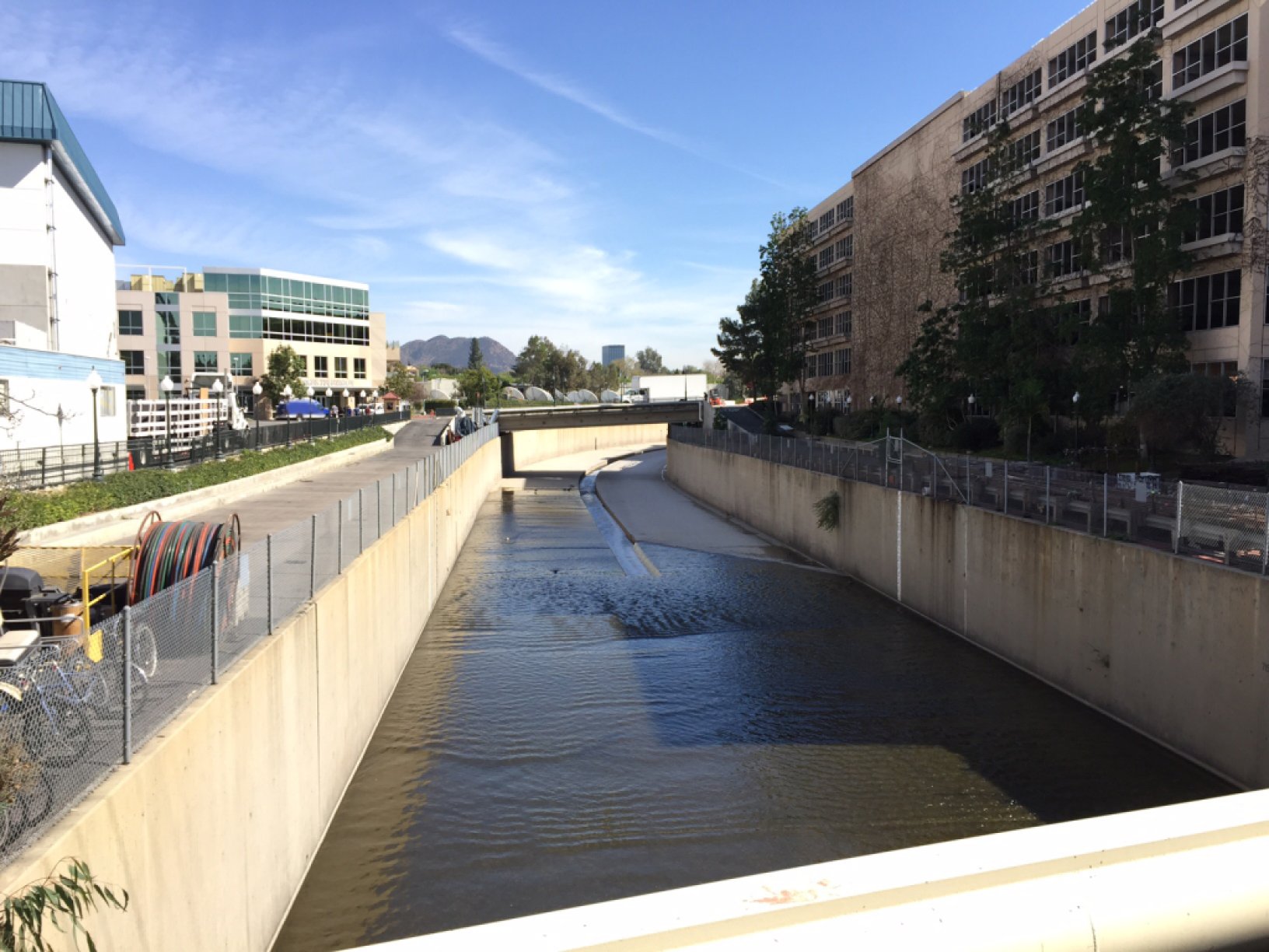 Una vista del río Los Ángeles en la actualidad. Las paredes ahora son perpendiculares, en lugar de inclinadas, y el canal ha sido modificado ligeramente. El río recibe el Tujunga Wash un poco más allá de la curva en la distancia.