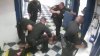 Patada en la cara: policía en líos por brutal agresión a recluso