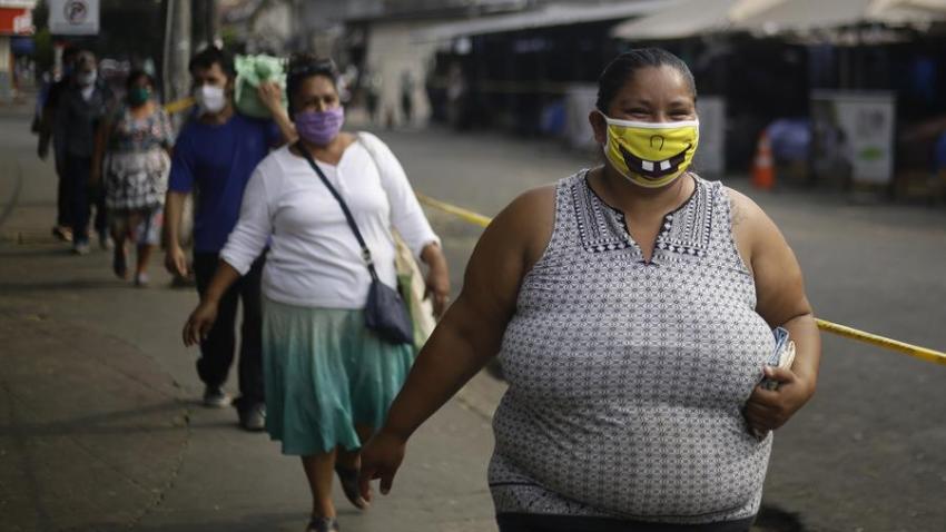 Ciudadanos hacen fila para ingresar al mercado municipal de Santa Tecla (El Salvador).