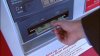 “Dinero atrapado”: Alertan por modalidad de robo en cajeros automáticos 