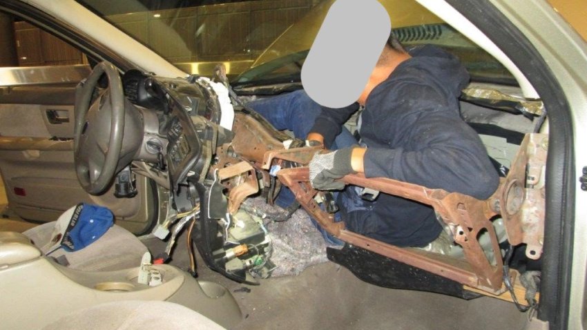 adolescente escondido en tablero del auto