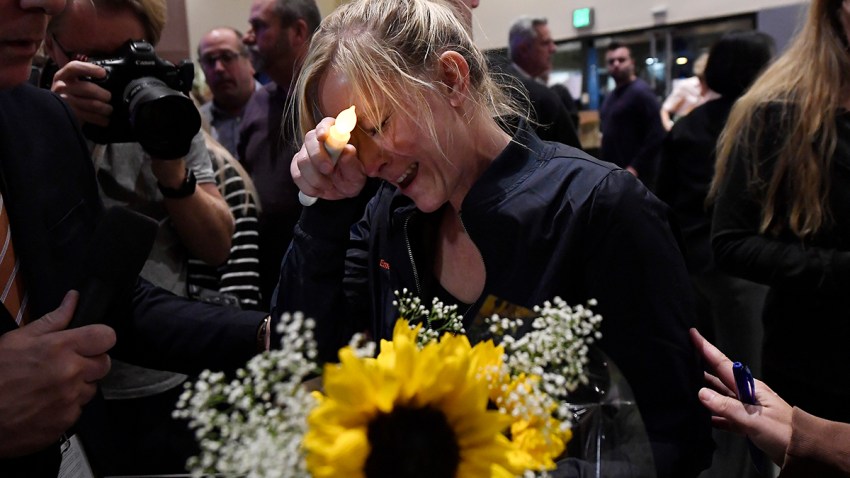 kd006-20181108-gty-vigilheldatthousandoakscityfor12victimsof.jpg