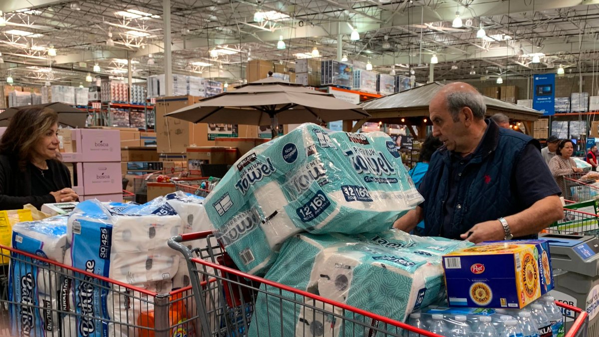 Costco limita la compra de papel higiénico, agua embotellada y productos de limpieza