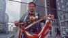 Activista político quema tres banderas en protesta en Hollywood