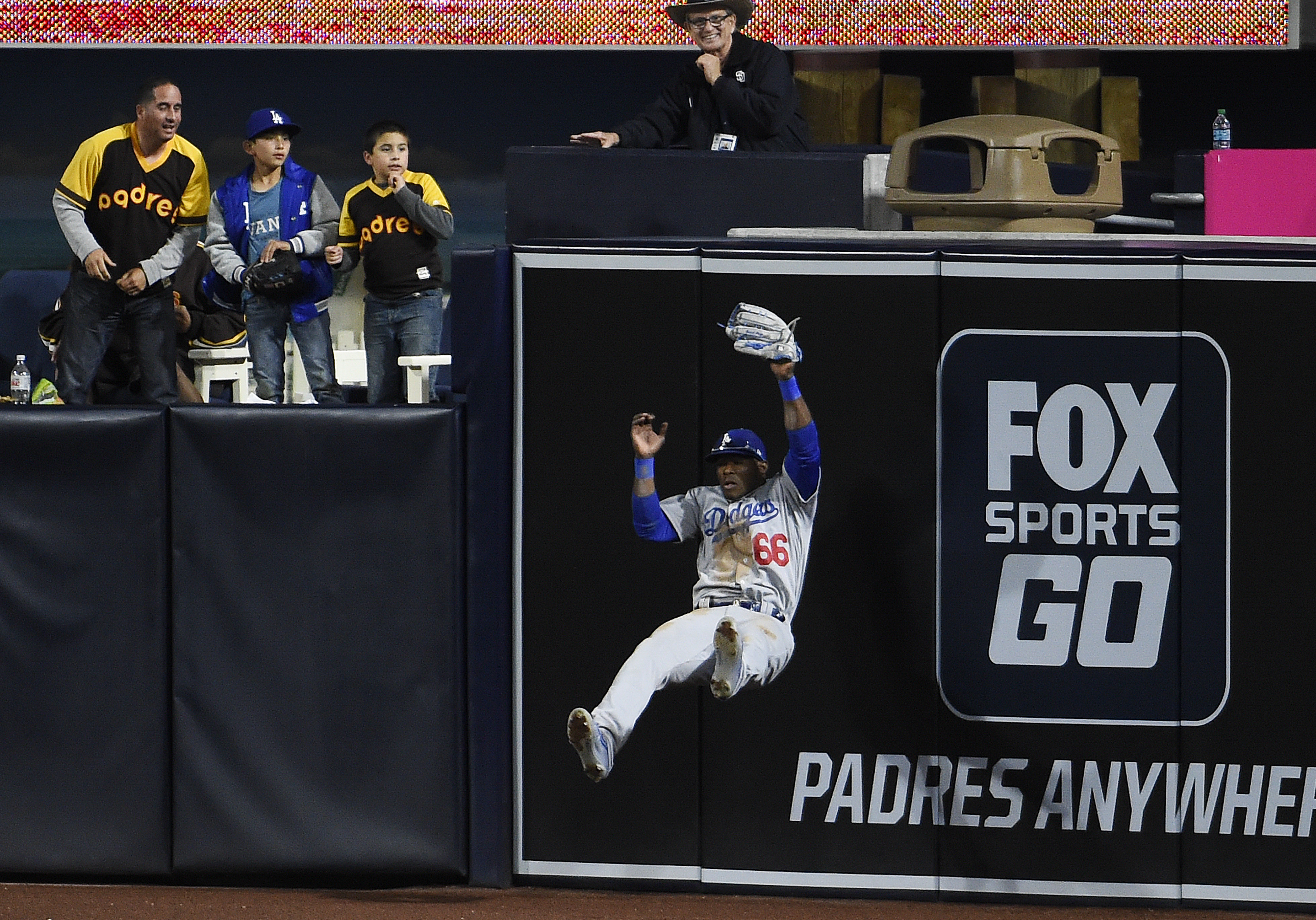 Los poderosos Dodgers ante los enrachados Padres en playoffs - San