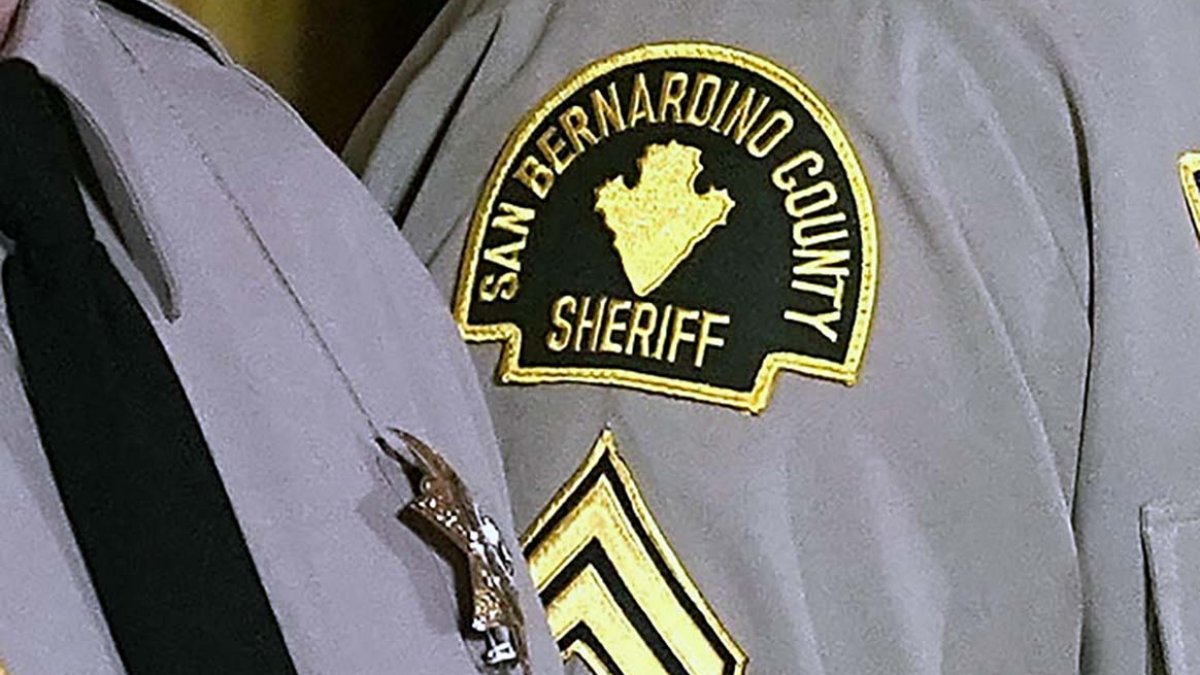 Arrestan a padres tras hallar a un niño de 2 años vagando por la calle en Loma Linda