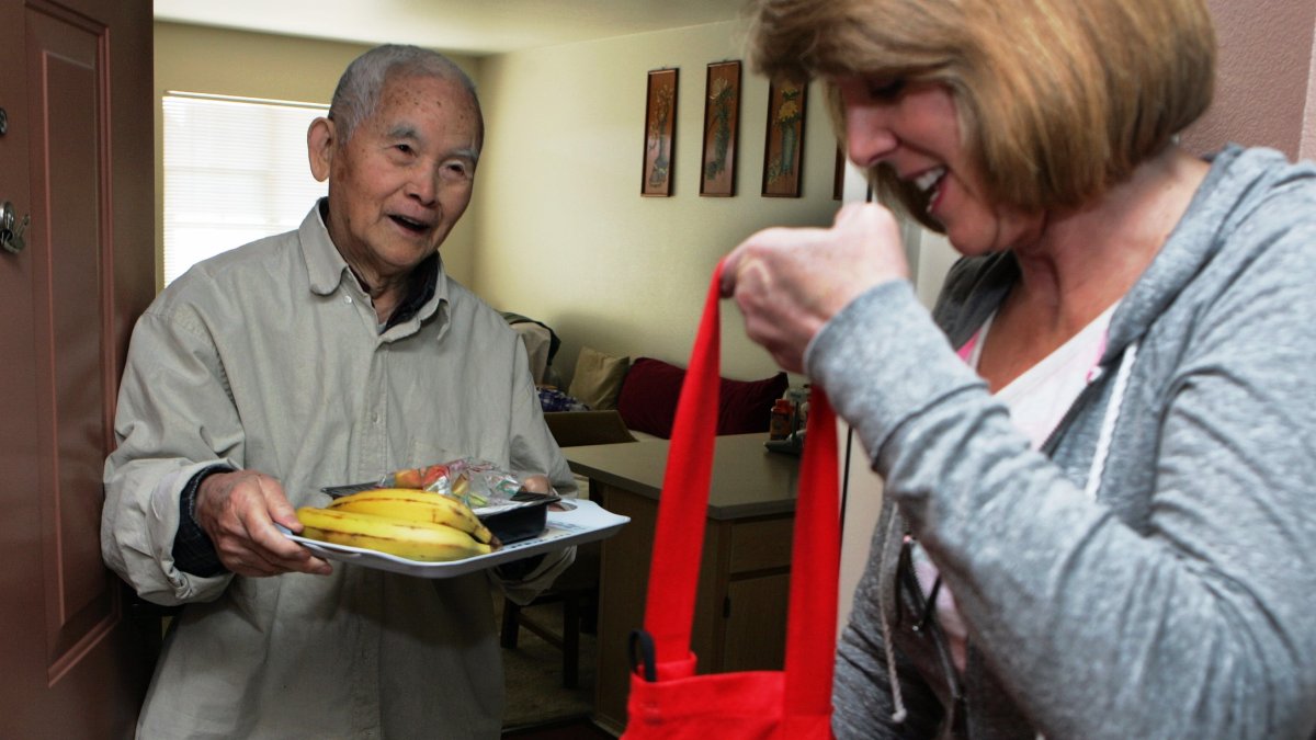 Expanden programa de comidas para adultos mayores en la ciudad de Los ...