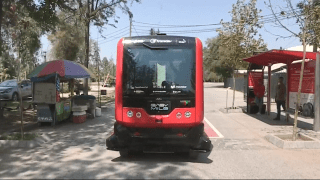 Un pequeño autobús rojo, más silencioso que un aspirador, recoge a un máximo de 12 viajeros en la estación de metro homónima del parque, y a 7 millas por hora los traslada hasta la piscina olímpica climatizada del interior.