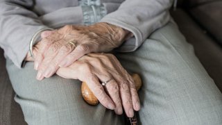 Manos de una mujer anciana