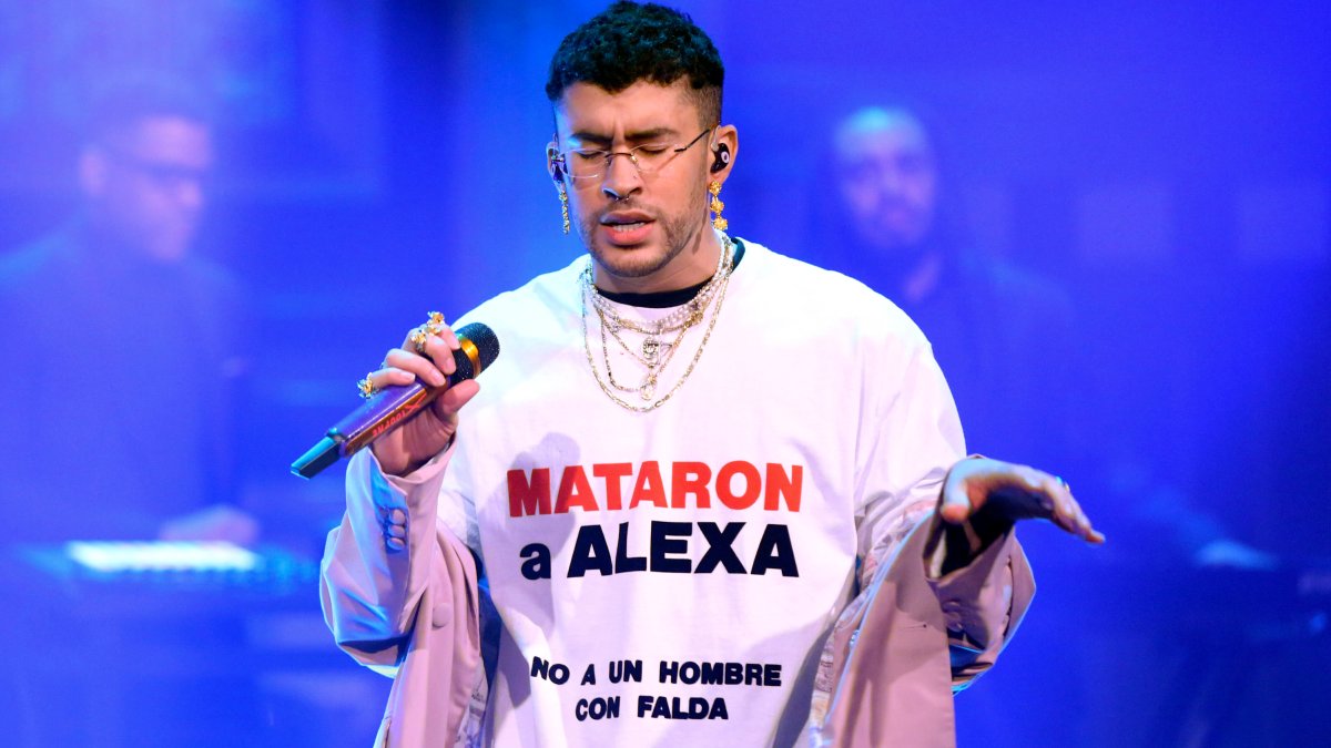 Bad Bunny canta con falda en memoria de mujer transgénero asesinada en
