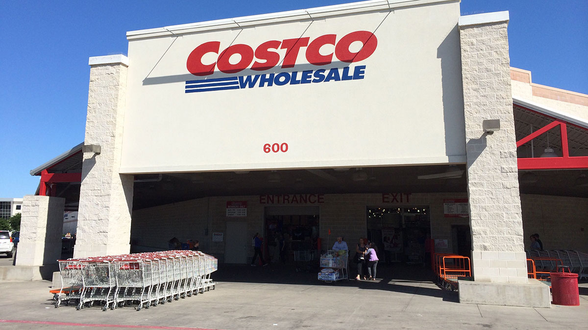 Ex empleada de Costco dice que fue expulsada por reclamo en el lugar de
