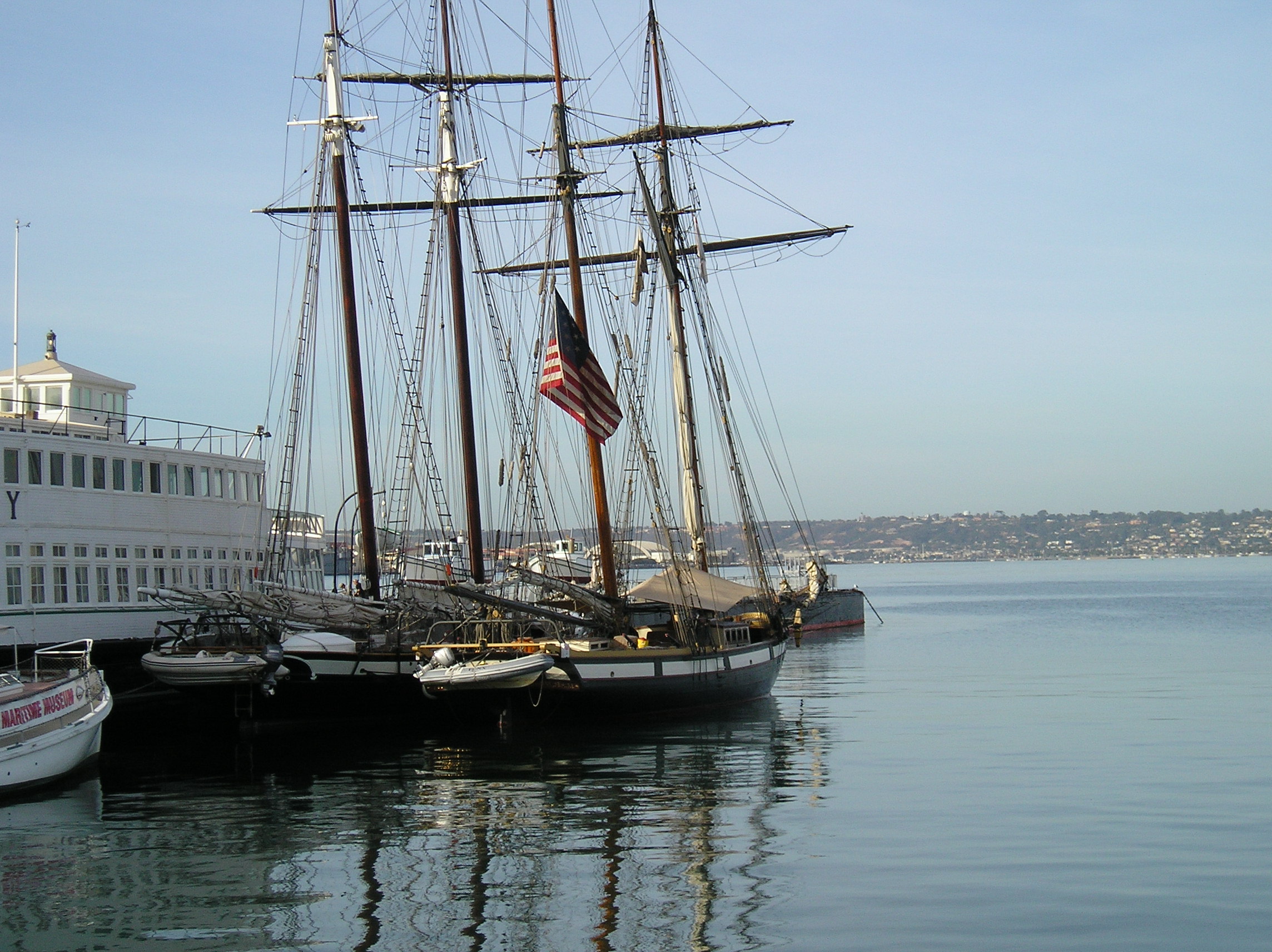 <strong>Velero estatal</strong>: californiano<br>El gran velero El Californiano se ve junto al Lynx en el Museo Marítimo de San Diego. El barco se construyó en 1984 en Spanish Landing en la Bahía de San Diego y se lanzó para los Juegos Olímpicos de Verano de 1984 en Los Ángeles. En julio de 2003, se convirtió en el velero oficial de California. El californiano es una réplica del 1847 Revenue Cutter CW Lawrence, un barco que patrullaba la costa de California durante la fiebre del oro.<br>