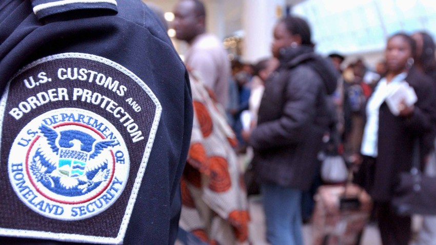 Agente migratorio en un aeropuerto