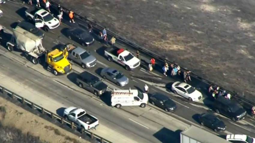 incendio-cajon-pass-san-bernardino-california-conductores-gruas