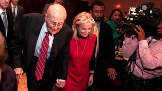 John Dingell, junto a su esposa Debbie (foto de archivo).