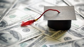 jovenes-salen-de-la-universidad-sumidos-en-deudas-por-prestamos-estudiantiles