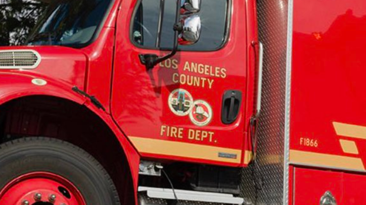 Emiten orden de evacuación tras incendio por baterías de litio en La Verne