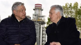 Presidente López Obrador con director de empresa de energía.