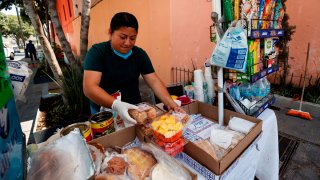 Mujer vende alimentos en calles de Ciudad de México