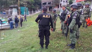 Agentes recuperan restos humanos en Mil Islas, Oaxaca.
