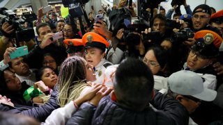 Padres de niños con cáncer protestan por falta de medicamentos.