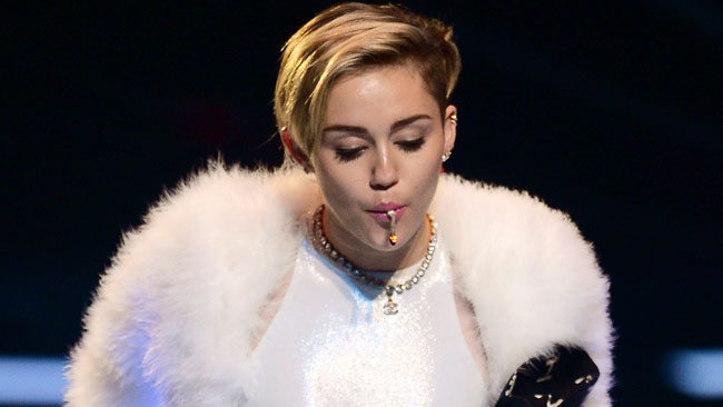 tlmd_miley_cyrus_fuma_marihuana_en_los_vma
