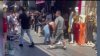 En video: trifulca entre clientes y vendedores en Los Callejones en Los Ángeles