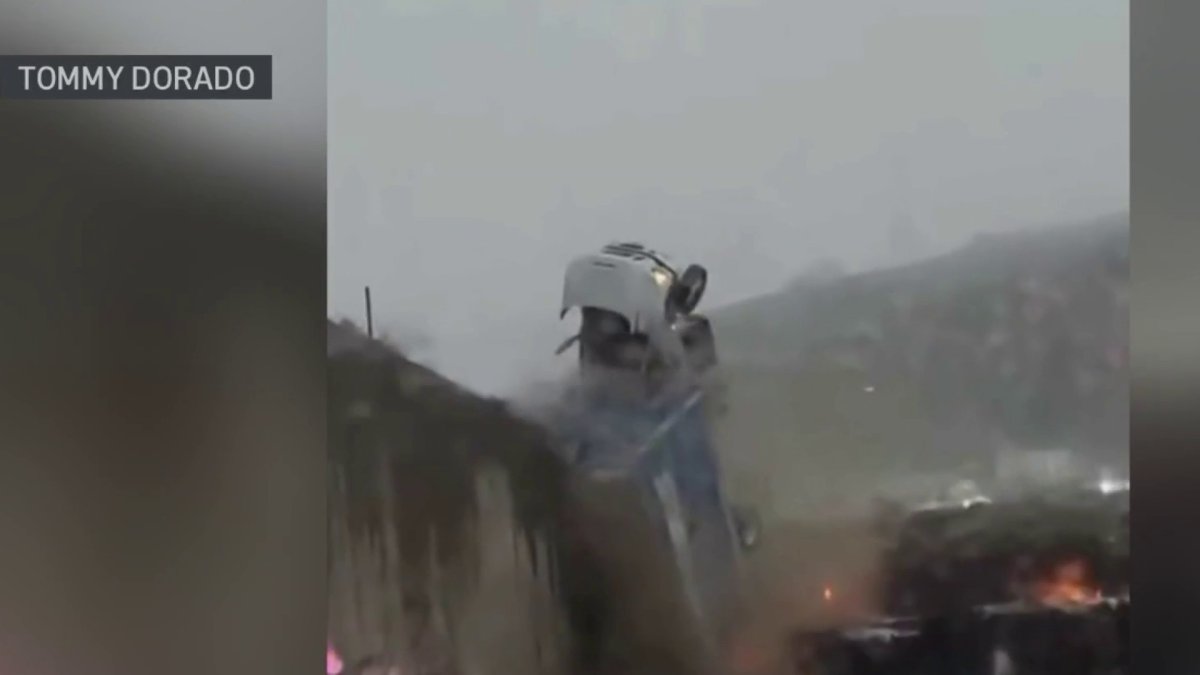 Captado en video: camión se desploma sobre otros vehículos en Santa Clarita  – Telemundo 52