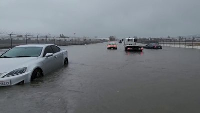 Vías cerradas tras alerta por inundaciones repentinas en Los Ángeles y Ventura