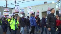 Huelga de trabajadores del LAUSD llega a su tercer día