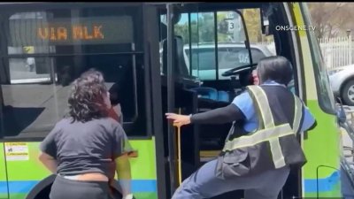 Conductora de bus de la línea Dash se defiende de un ataque por parte de un indigente