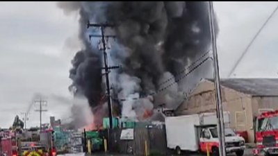 Incendio causa daños en edificio comercial en Lynwood