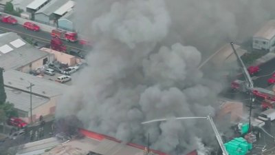 Investigan incendio que daño edificio en Lynwood
