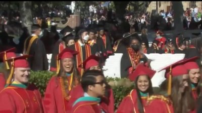 Continúan ceremonias de graduación en USC