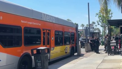 Atacan a hombre a bordo de autobús de Metro en Encino