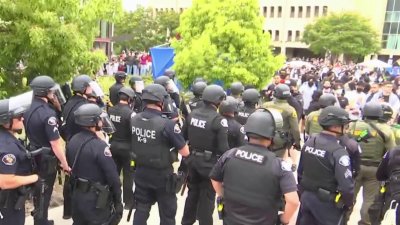 Policía declara asamblea ilegal en campus UC Irvine tras protesta propalestina