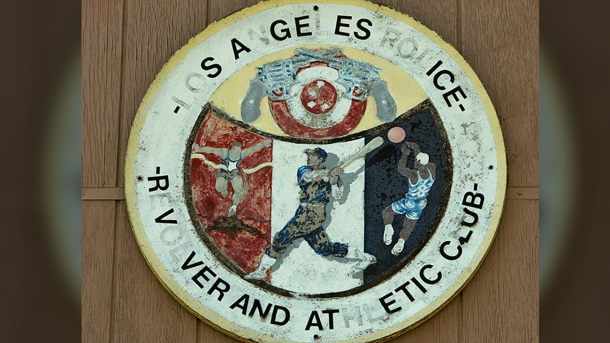 Subgerente Del Club Atletico Y Revolver De La Policia De Los Angeles Acusado De Robo De Armas Telemundo 52 acusado de robo de armas telemundo 52