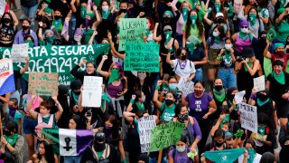 Mujeres vestidas en su mayoría de verde exigen la despenalización del aborto