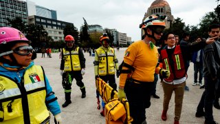 Rescatistas mexicanos en un simulacro