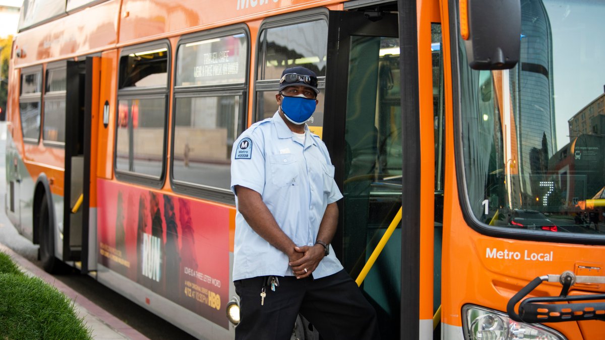 Estudiantes del condado de Los Ángeles viajarán gratis en buses y trenes de  Metro – Telemundo 52