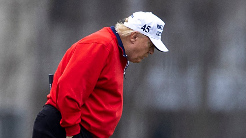 El presidente Donald Trump juega al golf en Virginia, mientras su equipo legal batalla en cortes por los resultados electorales.