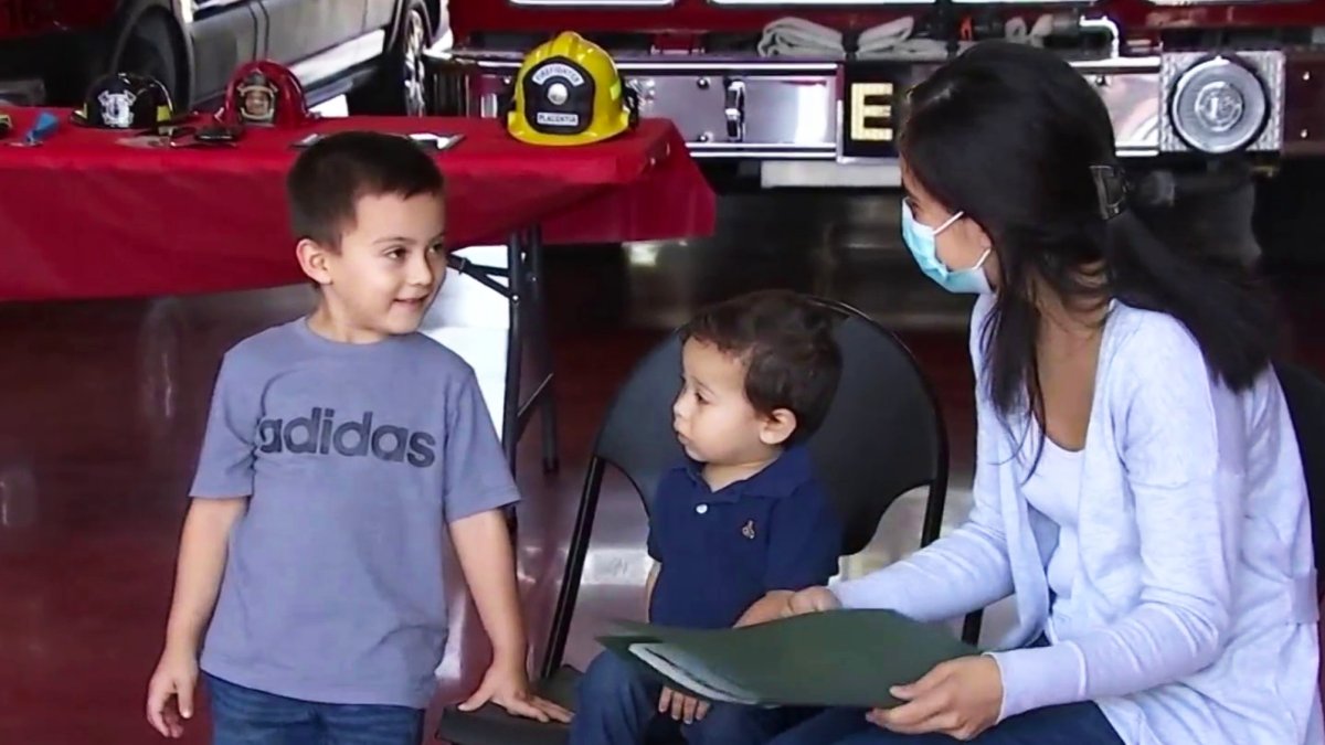 Niño de 4 años honrado por salvar a su hermano menor de ahogarse en la ...
