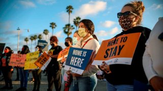 Pero el caso de Houston apunta directamente a las disposiciones originales de DACA, no el intento de Trump de poner fin al programa. Texas y otros ocho estados piden poner fin a DACA, alegan que agota recursos estatales para la educación y la salud y viola la ley federal.