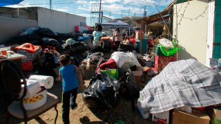 Migrantes apoyan a damnificados en Tijuana
