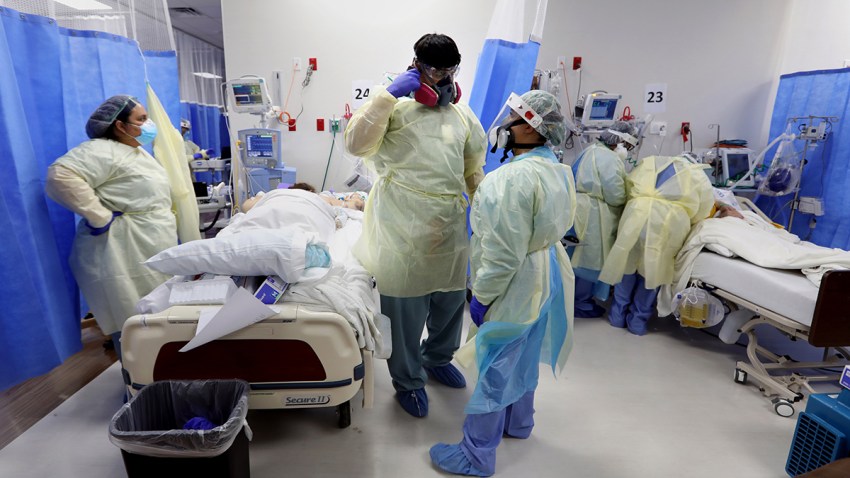 foto de medicos atendiendo a pacientes en camillas.