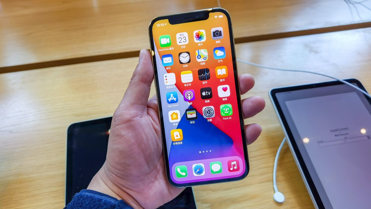 Joven pierde cientos de dólares al comprar un iPhone que resultó ser un juguete - Vimarsana News